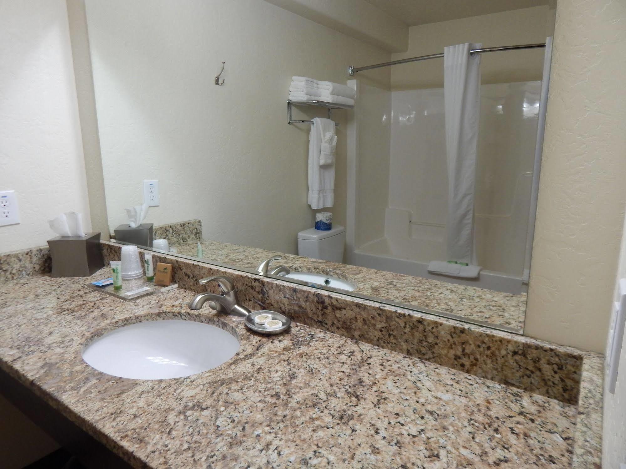 Winterton Suites Williston Exterior foto