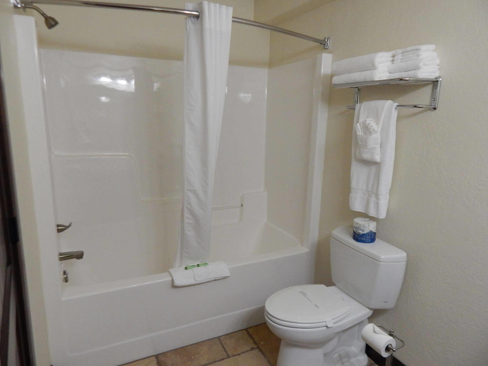 Winterton Suites Williston Exterior foto
